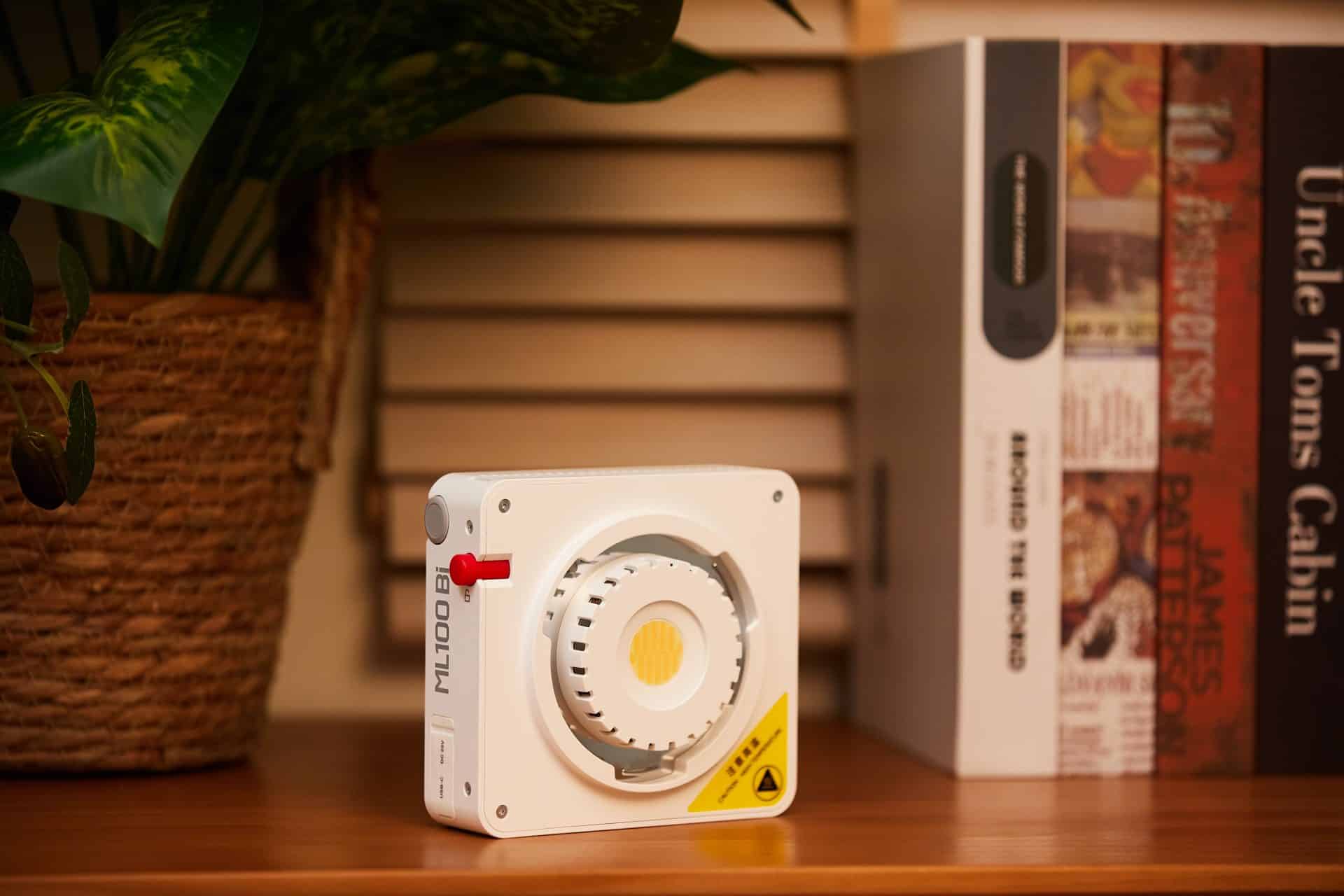 ML100Bi Lifestylefoto auf Tisch