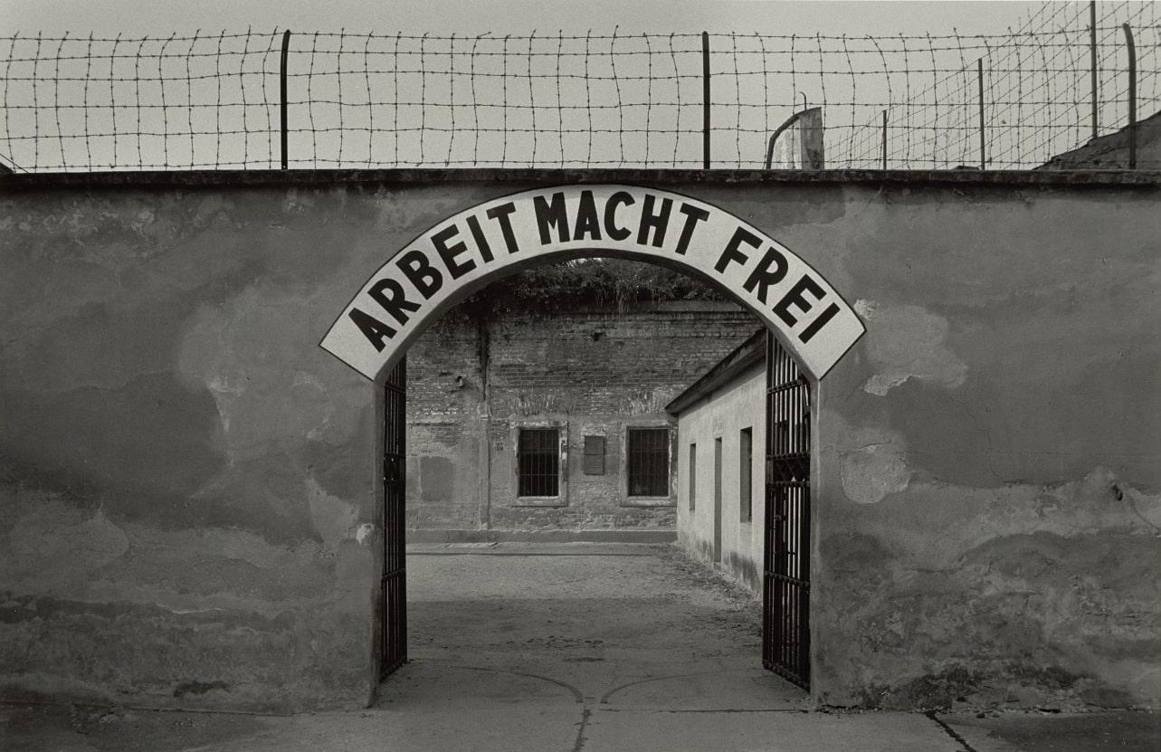 Lagertor zum 1. Festungshof, aus der Serie „totenstill“, Theresienstadt © Deutsche Fotothek+Stiftung F.C. Gundlach / Dirk Reinartz.