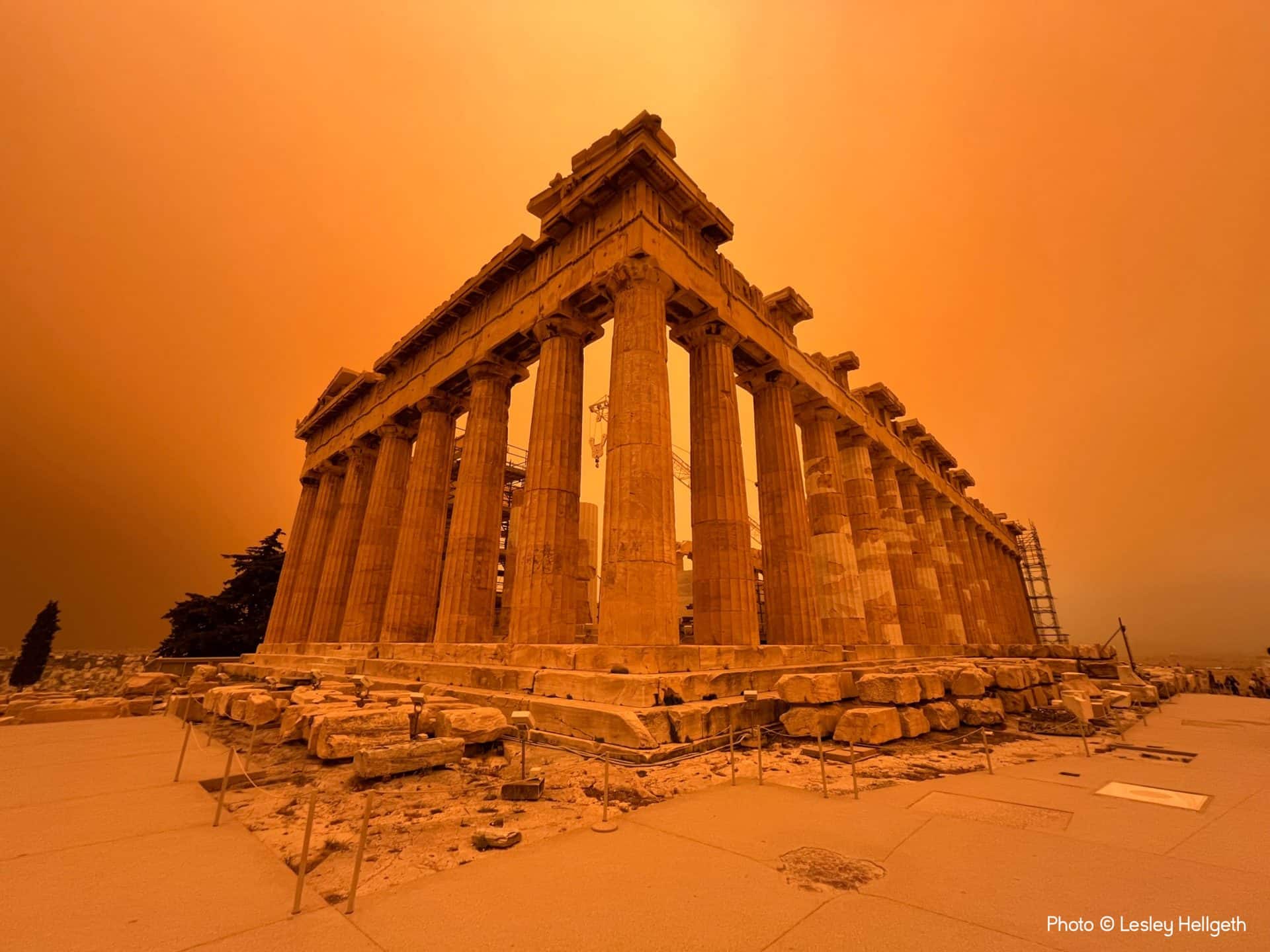 In der Shortlist des Weather Photographer of the Year Award 2024: African Dust Over Athens by Lesley Hellgeth