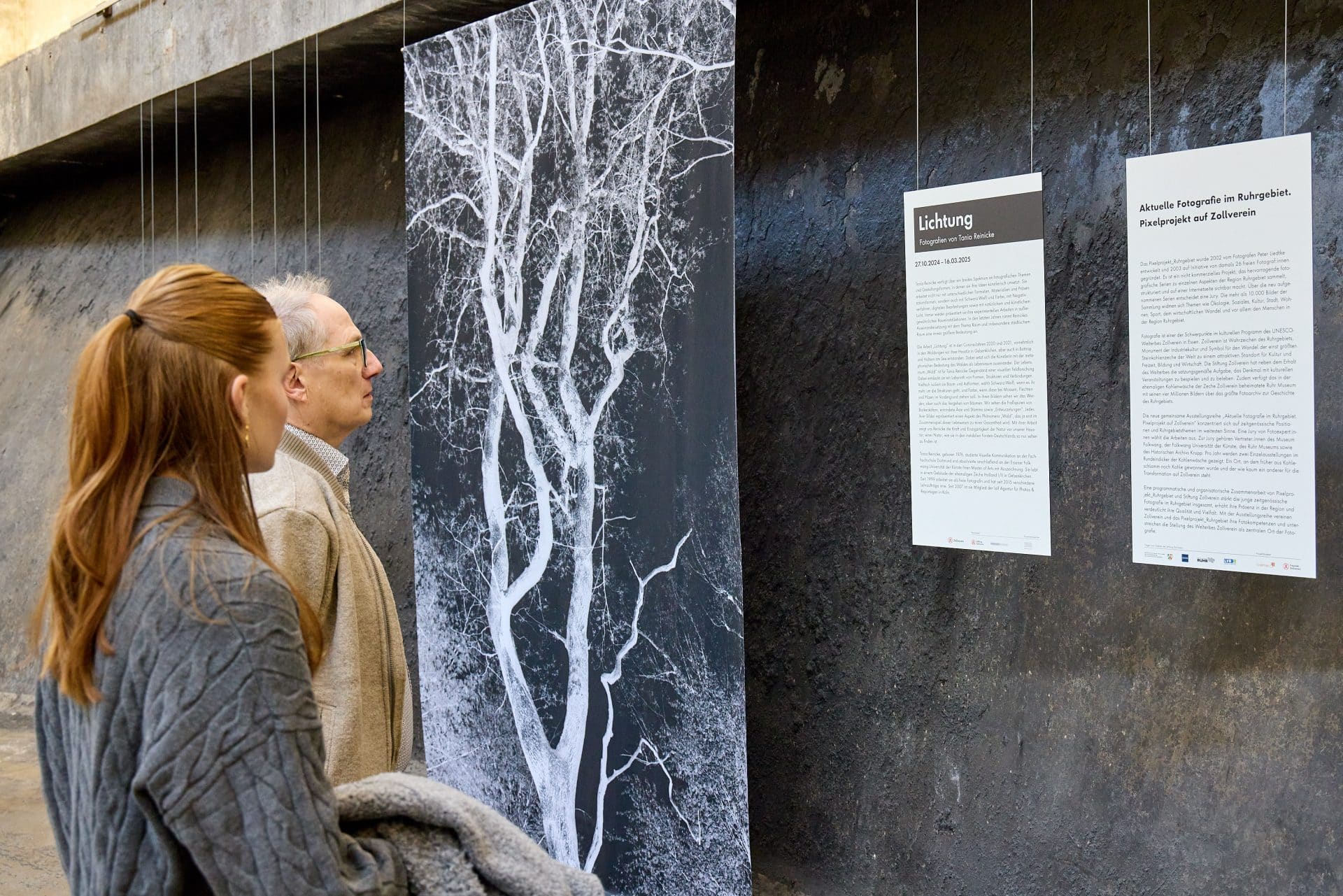 Besucherinnen und Besucher bei der Ausstellungseröffnung. Foto: Christoph Sebastian / Ruhr Museum