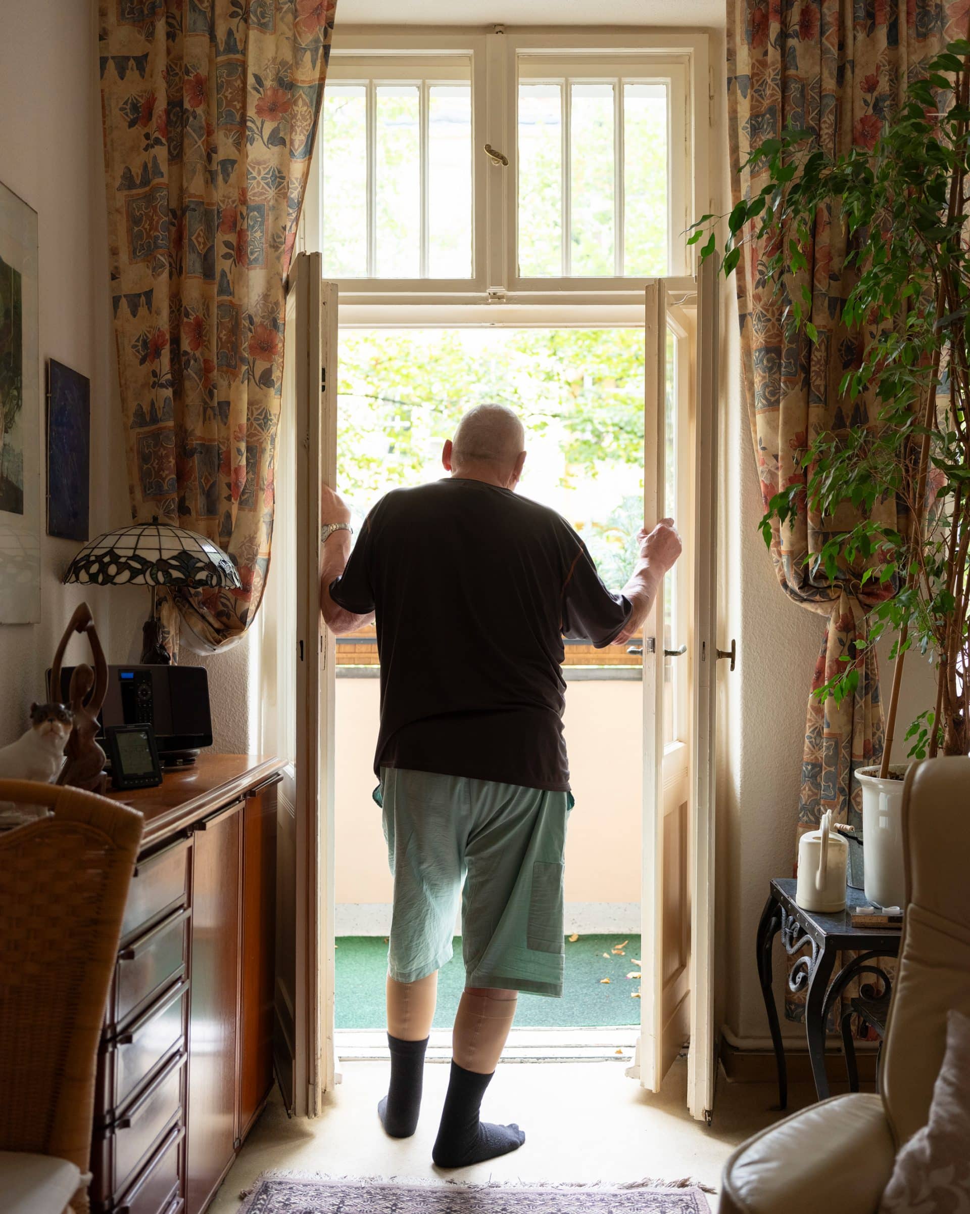Günther Stanzl, 84, Lungenkrebs, in seiner Wohnung, Berlin-Wilmersdorf, 1.10.2024. Zuhause No. 7, Sibylle Fendt, Bevor es soweit ist, 2024, Vonovia Award für Fotografie, No. 7 © Sibylle Fendt