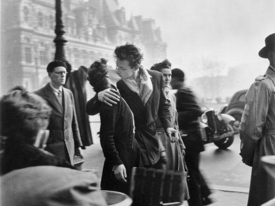 Mann küsst Frau auf einem Platz in Paris