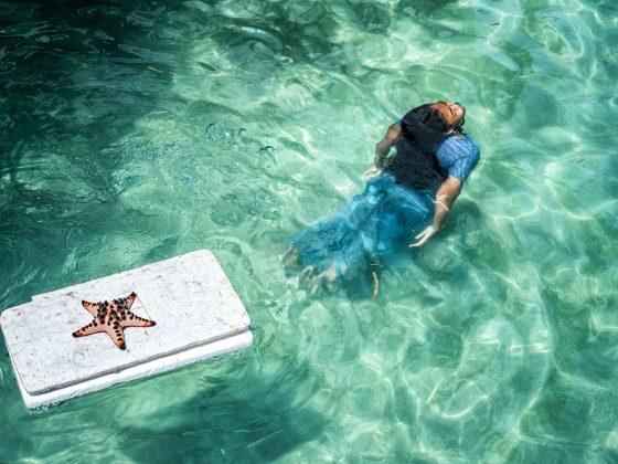 Ein Bajau-Mädchen taucht auf Pulau Sanana nach Seesternen.