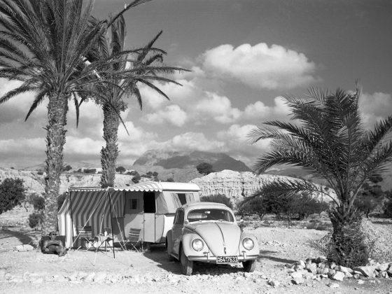 Siegfried Hartig, Camping im Süden, ohne Jahr Aus der Ausstellung: Das gute Bild. Eine kleine Geschichte der Leistungsbeweise aus dem Leica Archiv, Leica Galerie Wetzlar 2025